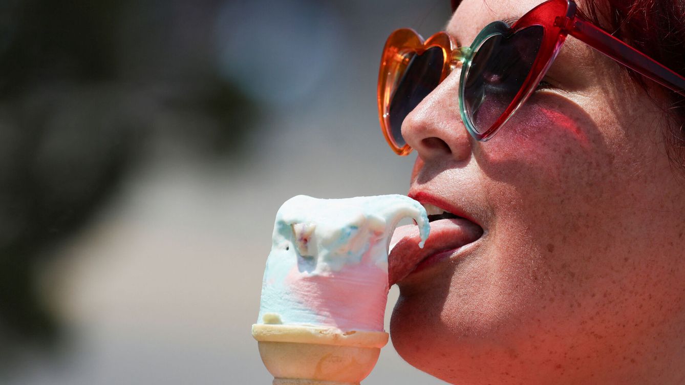 Foto: Mujer comiendo helado. (Reuters)
