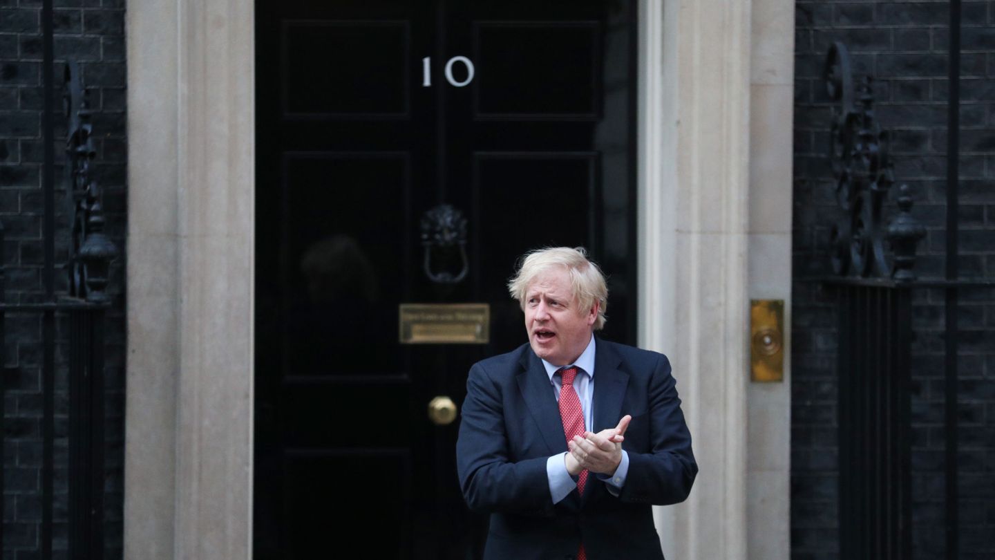 Boris aplaudiendo a los sanitarios. (Reuters)                                