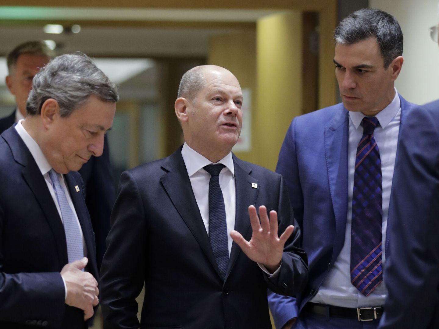 El ex primer ministro italiano Mario Draghi, el canciller alemán, Olaf Scholz, y el presidente del Gobierno, Pedro Sánchez, en la cumbre europea. (EFE/Oliver Hostlet)