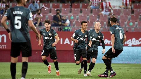 El Rayo brilla en una noche histórica en Girona y vuelve a Primera División (0-2)