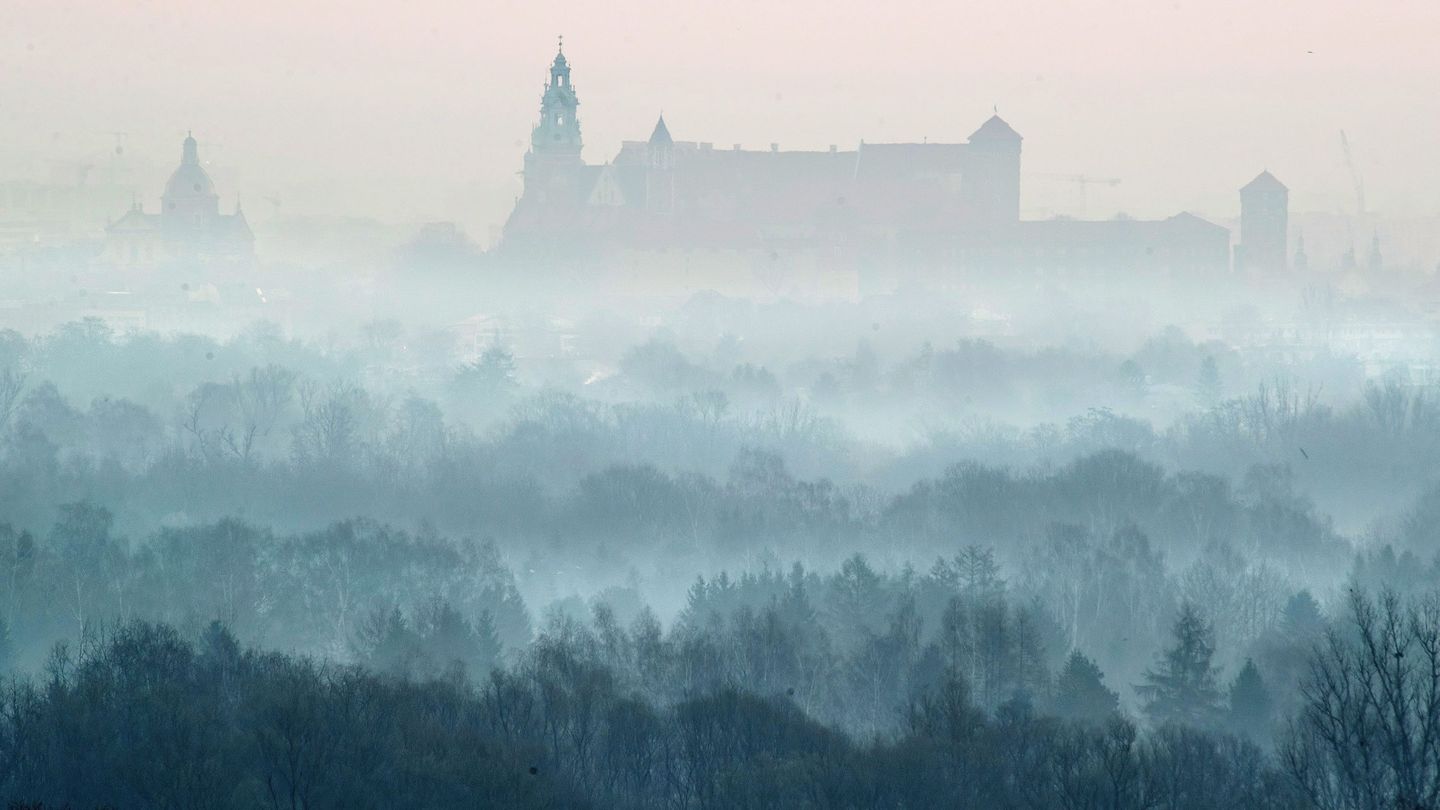 'Smog' sobre Cracovia este abril. (EFE)