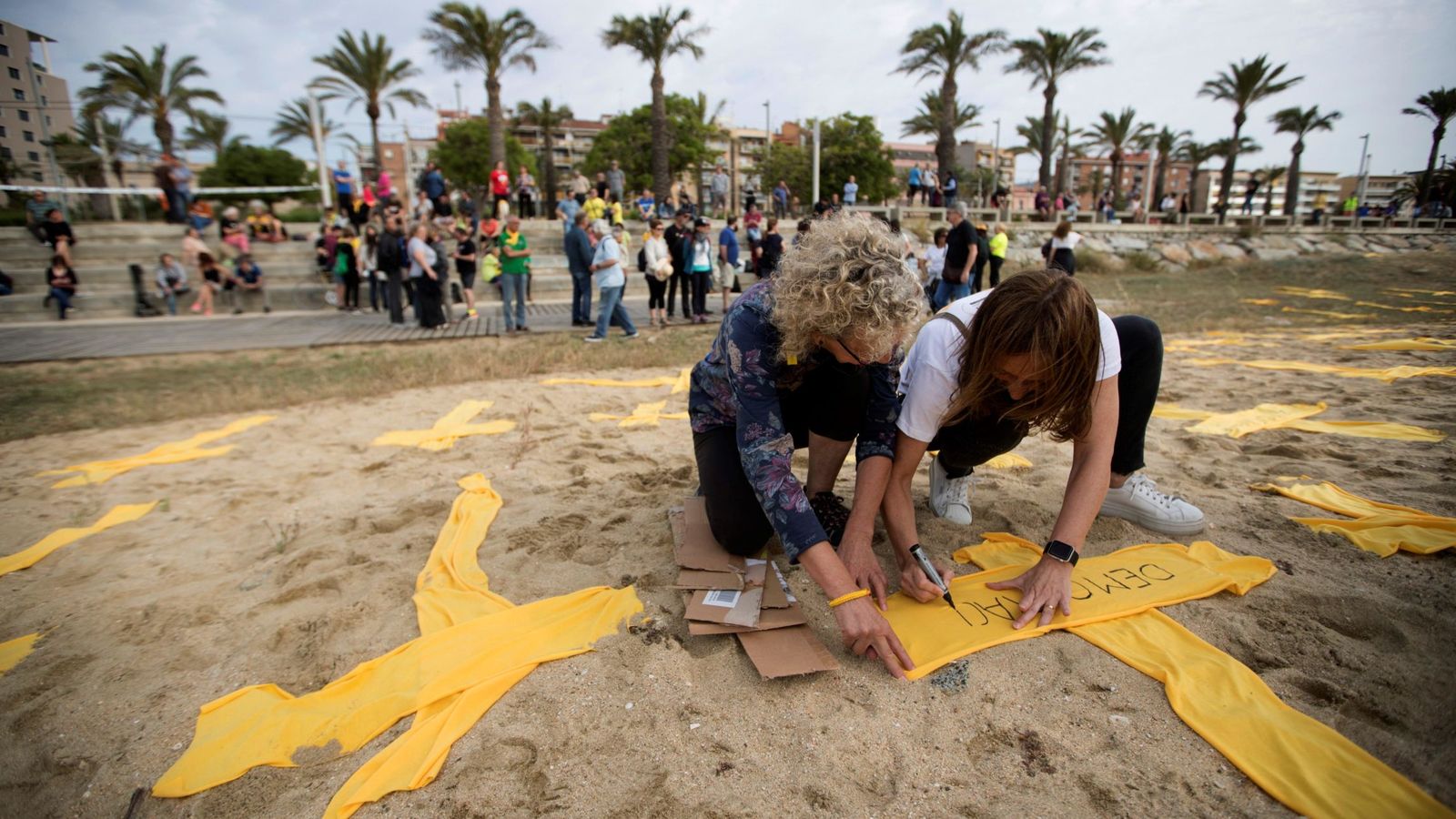 Foto: Convocatoria de plantada de cruces amarillas en la playa de Mataró, en Barcelona. (EFE)