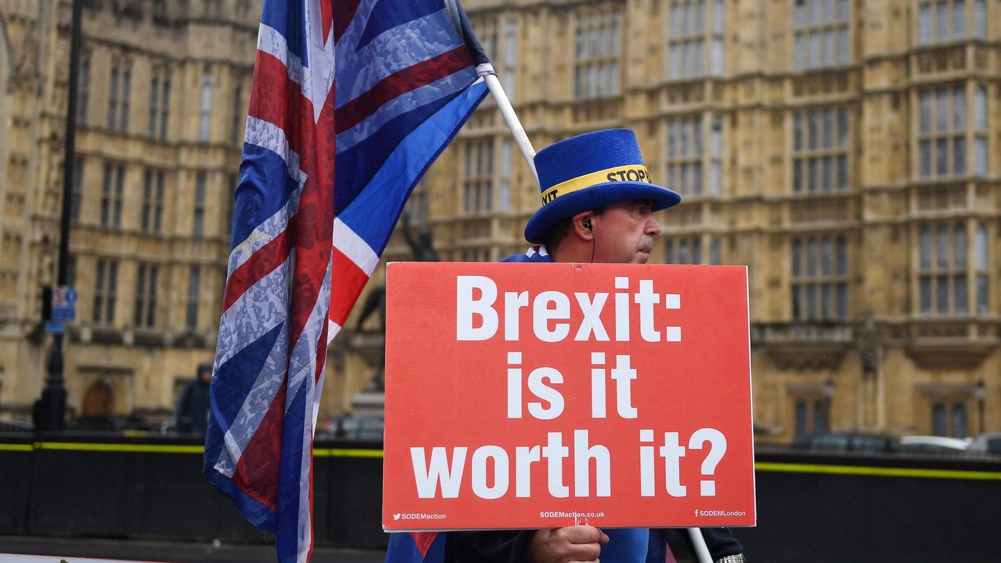 'Brexit: ¿merece la pena?', se lee en la pancarta con la que este británico protesta ante el Parlamento. (EFE)