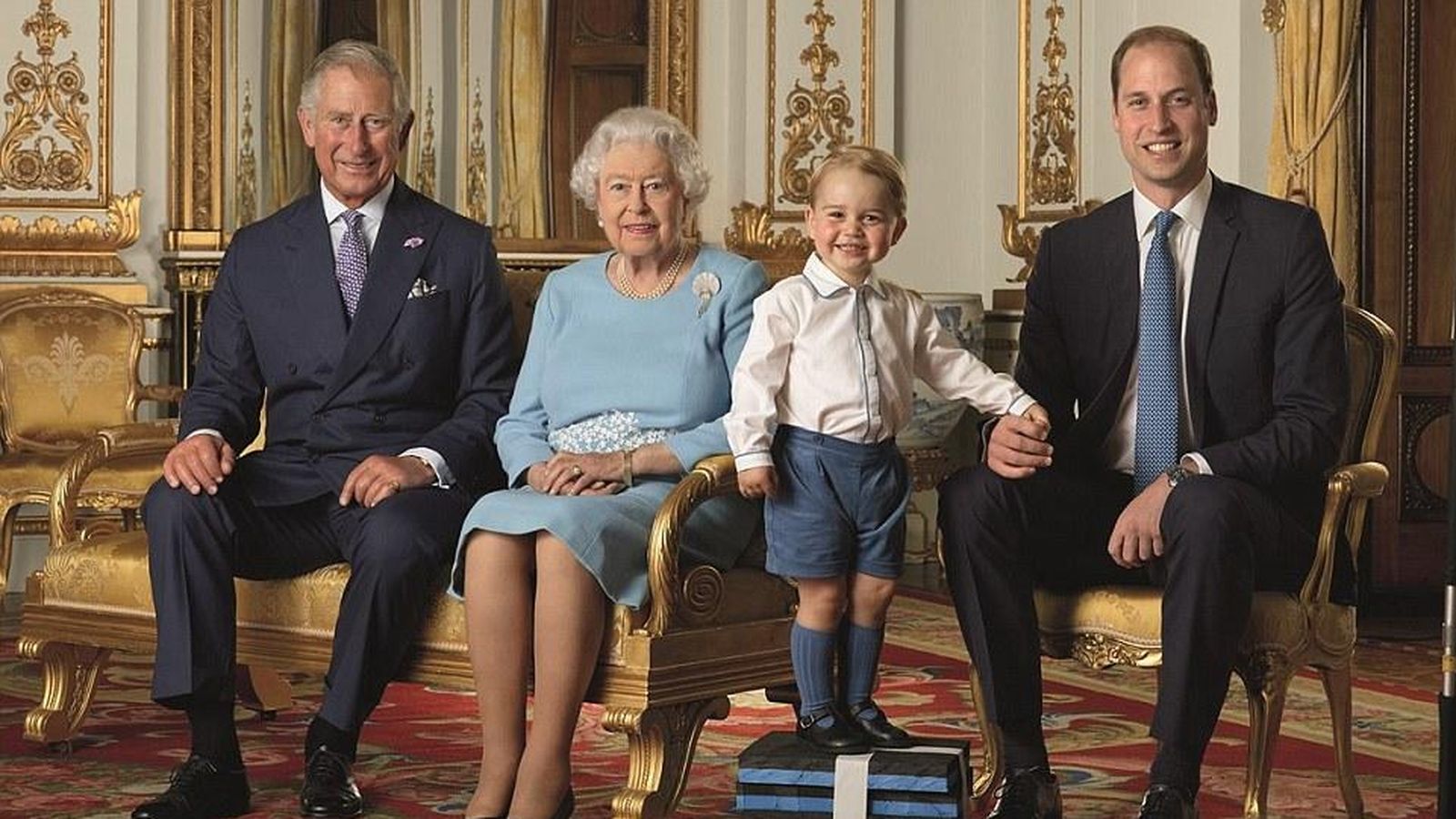 Foto: La reina Isabel II posa junto a sus tres herederos: Carlos, Guillermo y George