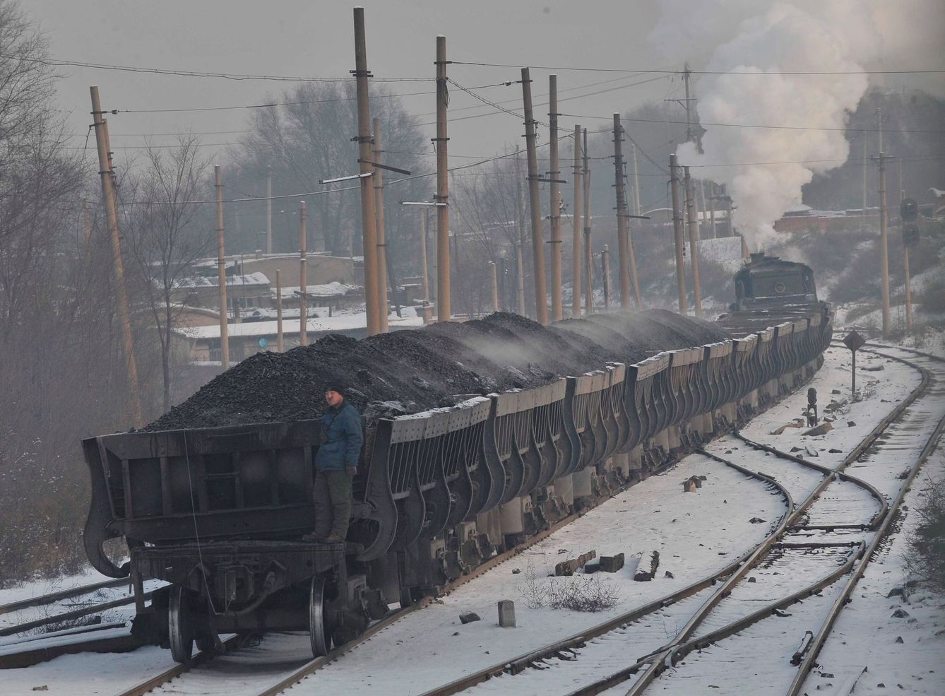Un tren a vapor transporta carbón en la mina de Fuxin, China. (EFE/Archivo Mark)