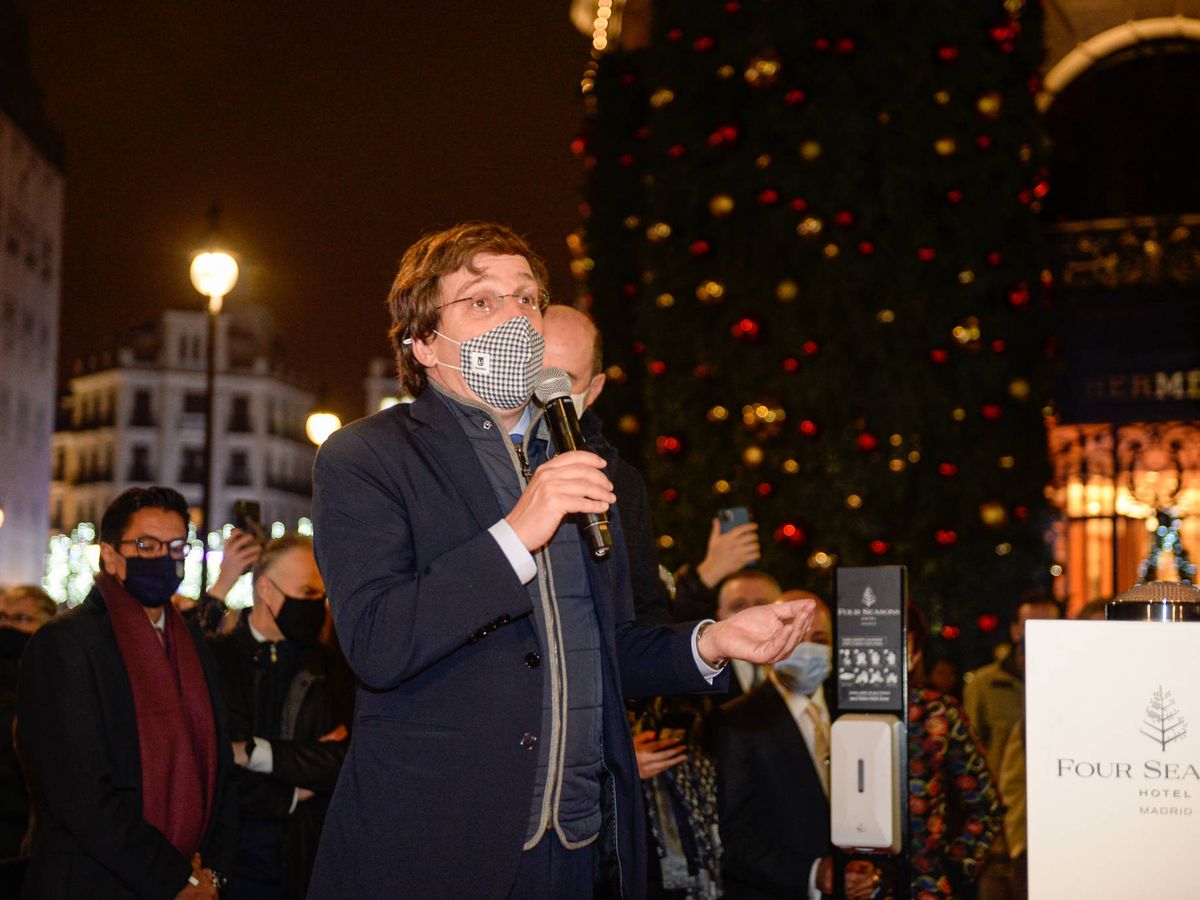 Foto: Almeida durante la inauguración de las luces navideñas del Hotel Four Seasons en Madrid. (Foto: Diego Puerta)