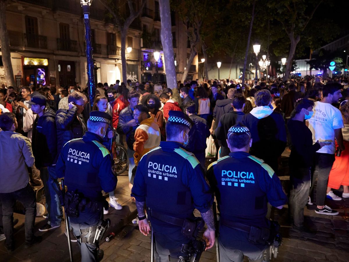 Foto: Varios botellones fueron desalojados este fin de semana en Barcelona. (EFE)
