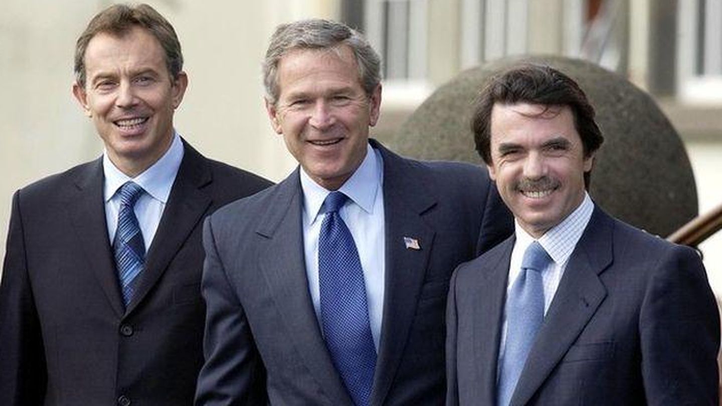 El expresidente del Gobierno, José María Aznar, en 2003, junto a su homólogo británico, Tony Blair, y estadounidense, George Bush, en Las Azores. (EFE)