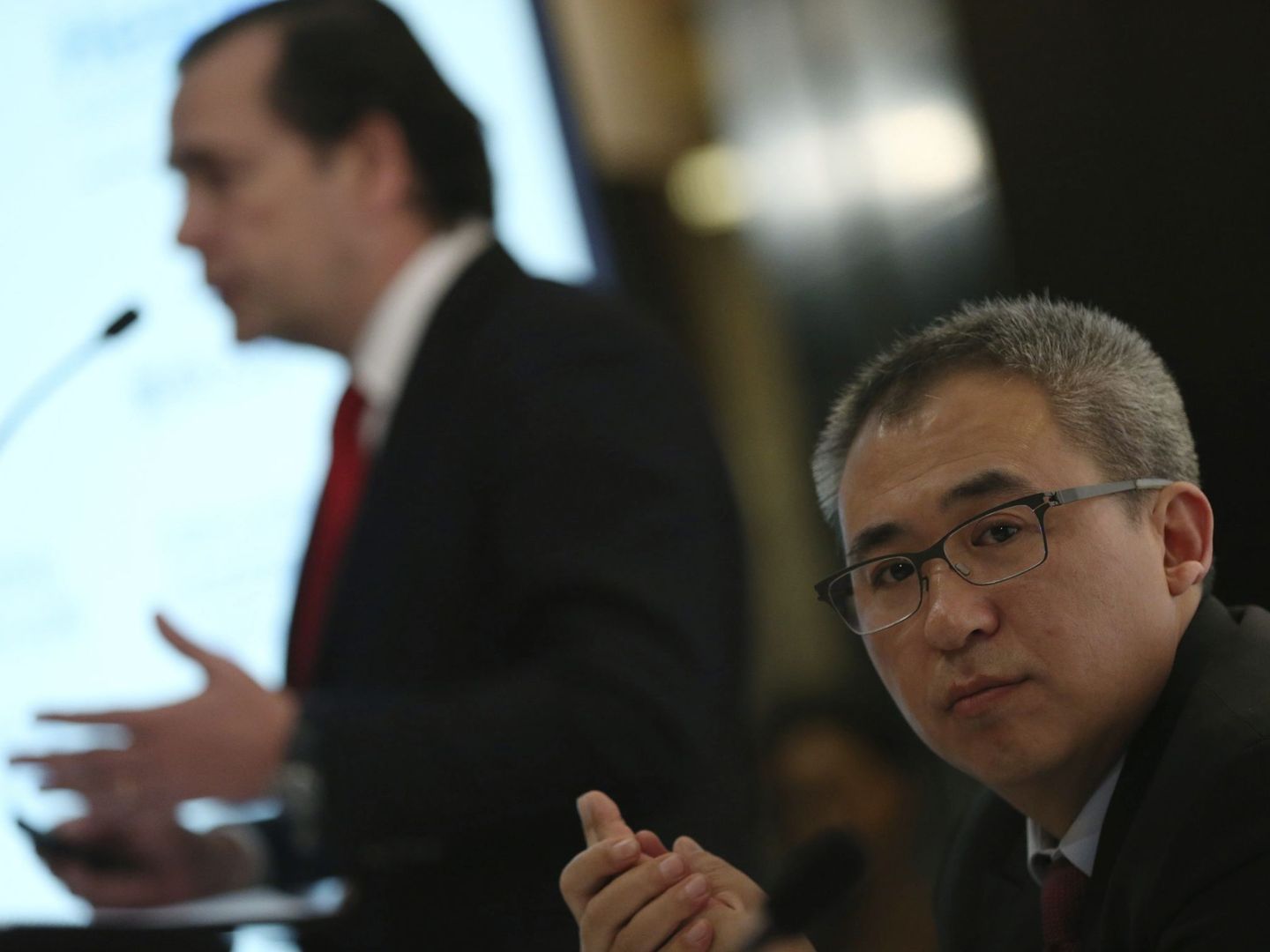 El presidente de HNA, Bai Haibo (d), escucha al CEO de NH, Federico González Tejera (Efe)