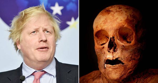 Foto:  A la izquierda, Boris Johnson, a la derecha, la momia de su familiar, del siglo XVIII. (BBC)