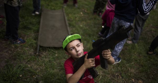 Foto: Un niño posa con una ametralladora de juguete en el campamento "Lider". (Foto: Ethel Bonet)