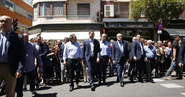 Foto: Pedro Sánchez, con Ángel Gabilondo y Pepu Hernández, este 13 de mayo paseando por las calles de Puente de Vallecas, en Madrid. (Inma Mesa | PSOE)
