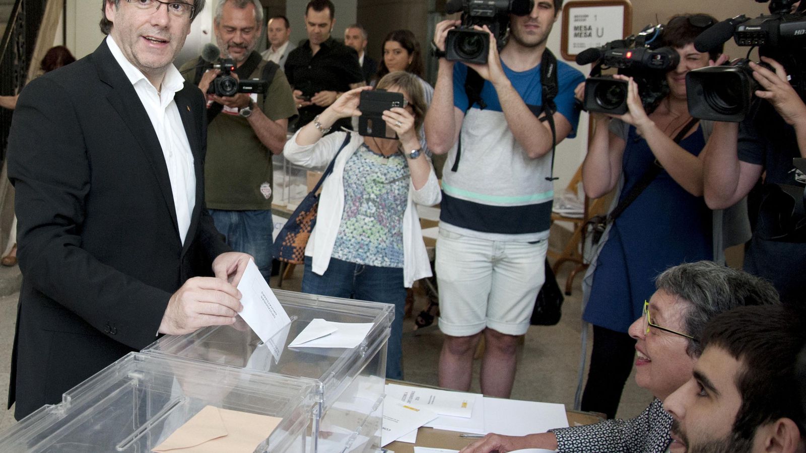 Foto: El presidente de la Generalitat, Carles Puigdemont, en las votaciones de las elecciones generales. (EFE)