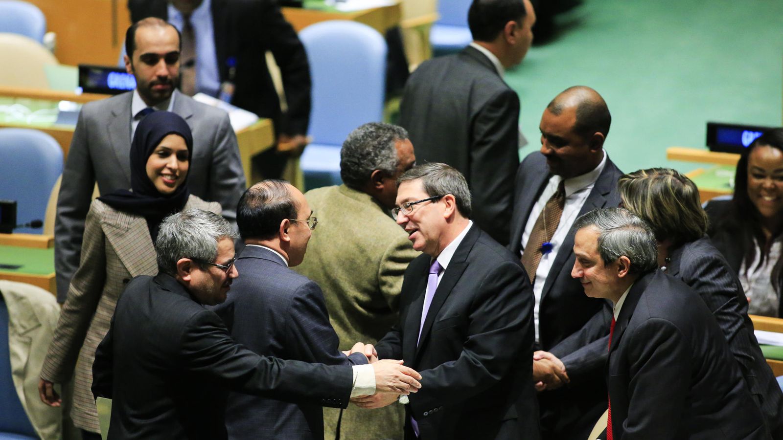 Foto: El secretario de Relaciones Exteriores de Cuba, Bruno Rodríguez, es felicitado por representantes de varios después después de la votación (EFE)