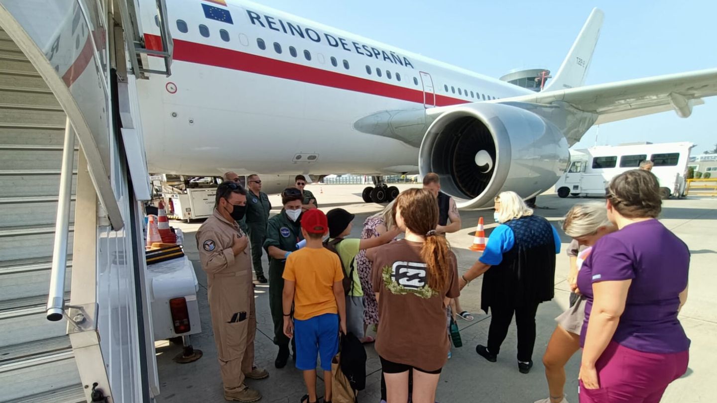 Vista de la aeronave medicalizada del Ejército del Aire y del Espacio en la que han sido evacuados seis niños ucranianos enfermos. (EFE/Ministerio de Defensa) 
