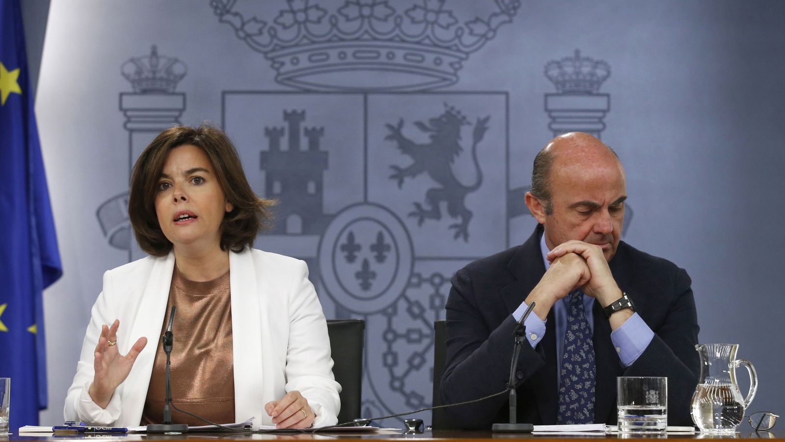Foto: La vicepresidenta del Gobierno en funciones, Soraya Sáenz de Santamaría, y el ministro de Economía en funciones, Luis de Guindos, durante una rueda de prensa. (EFE)