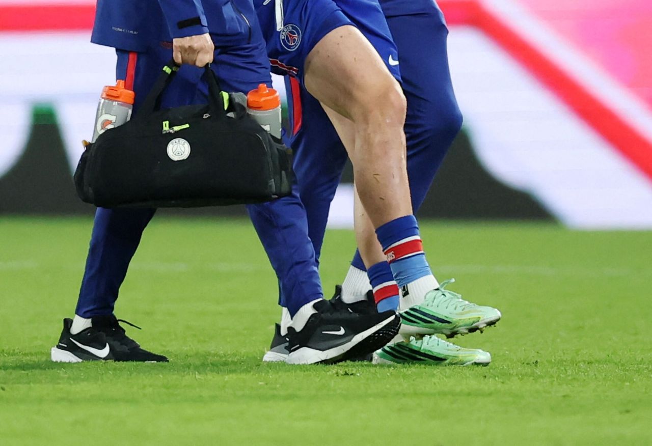 El futbolista del Paris Saint-Germain Khvicha Kvaratskhelia se retira lesionado durante el partido de la Liga de Campeones frente al FC Barcelona en el Parque de los Príncipes, en París. (Reuters/Stephane Mahe)