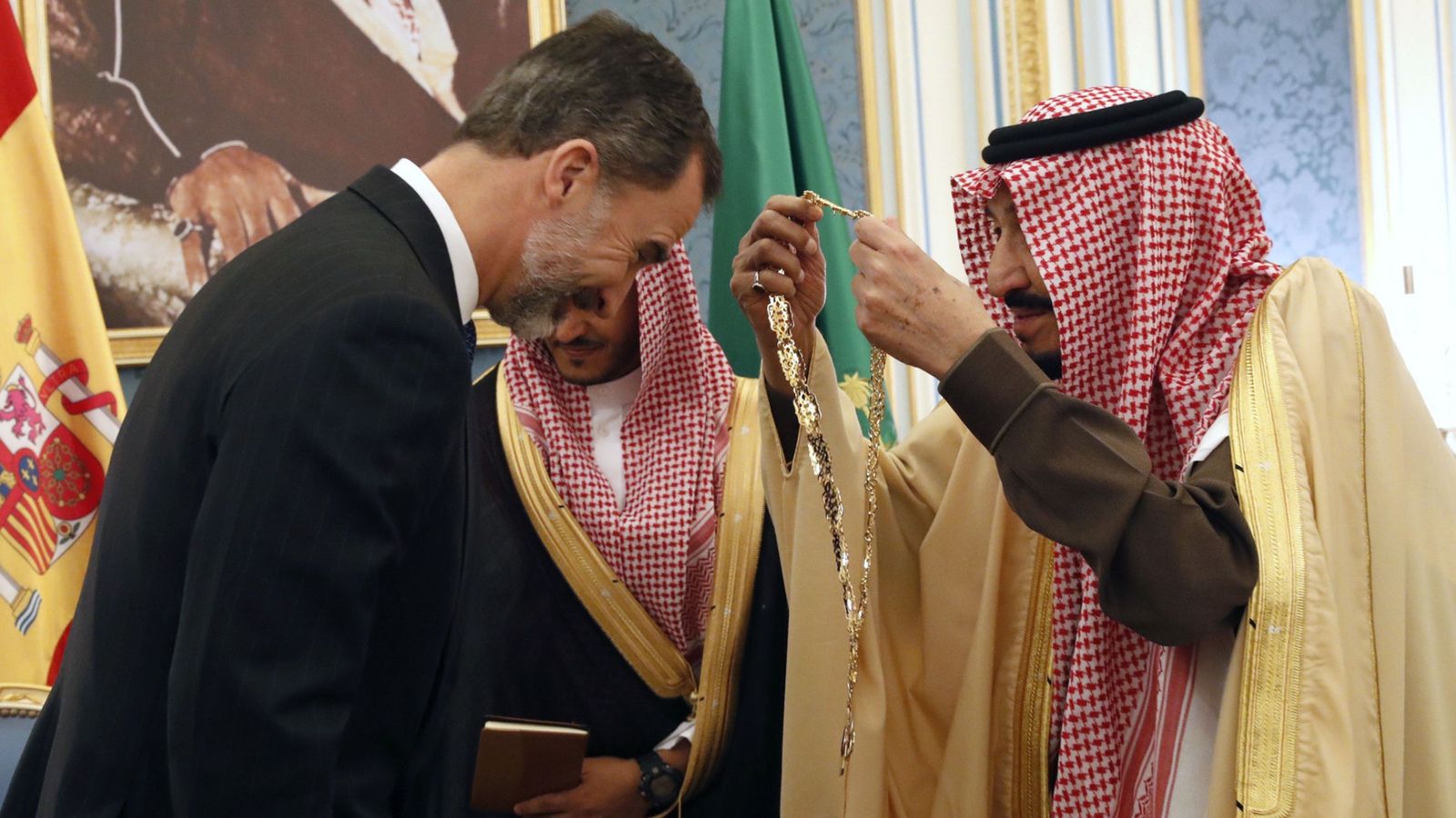 Foto: Felipe VI recibe el gran collar, la condecoración más importante que concede el reino saudí, de manos del rey Salman bin Abdelaziz. (EFE)