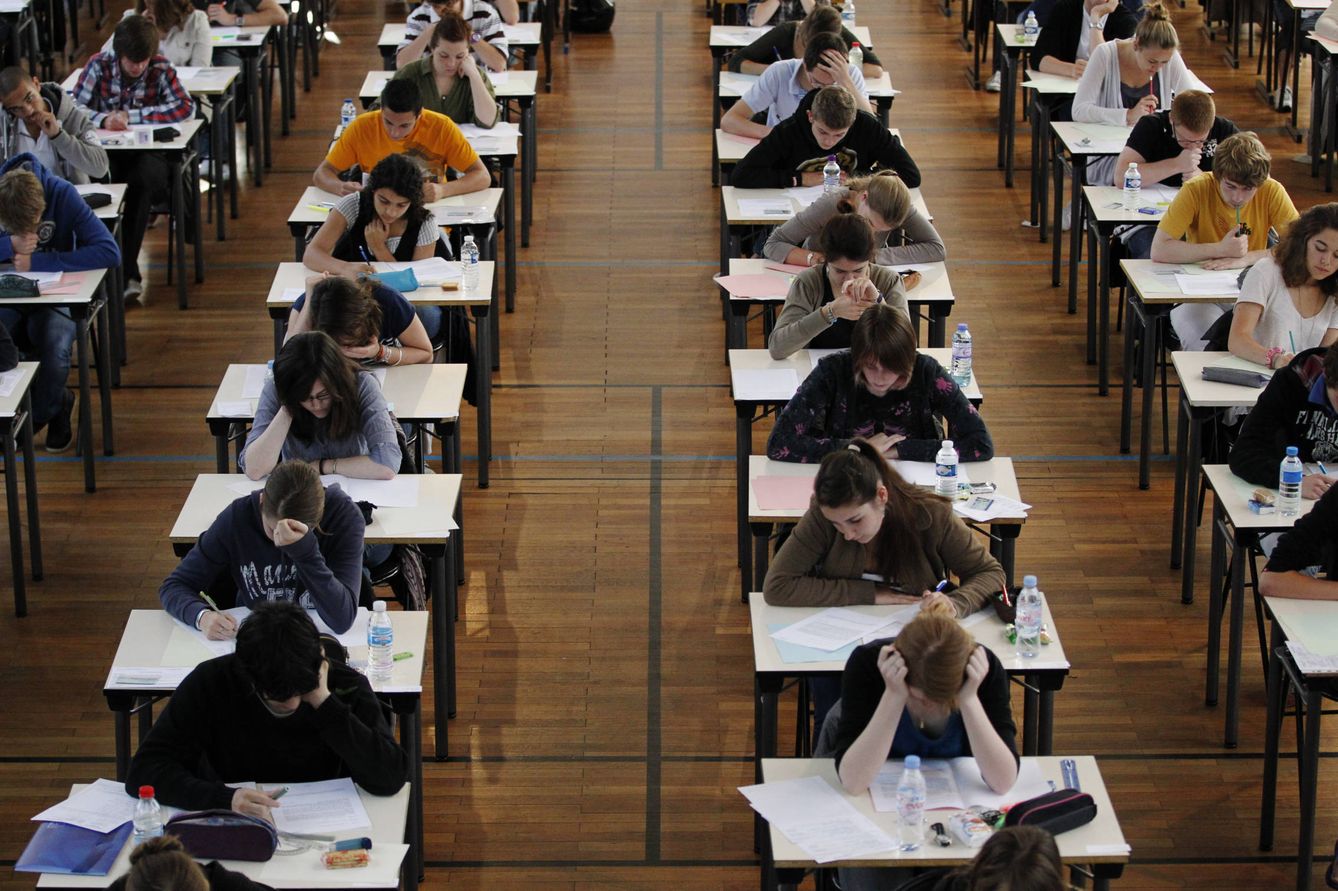 Estudiantes toman el examen de filosofía del 'Bac' en el liceo Clemenceau de Nantes, en junio de 2011. (Reuters)