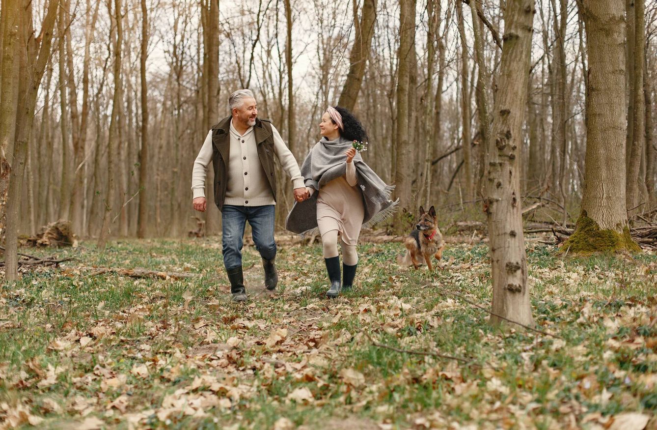 Las personas mayores que dan menos de 2.000 pasos al día tienen tres veces más probabilidades de sufrir un ataque al corazón o un derrame cerebral. (Pexels)