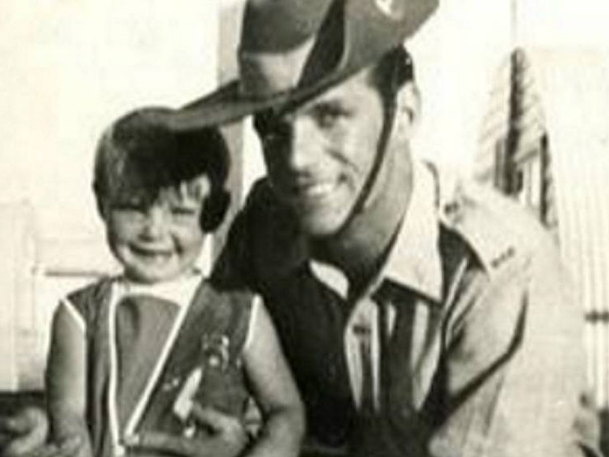 Foto: Cheryl Grimmer, en una fotografía junto a su padre Vince. (CC/Wikimedia Commons)