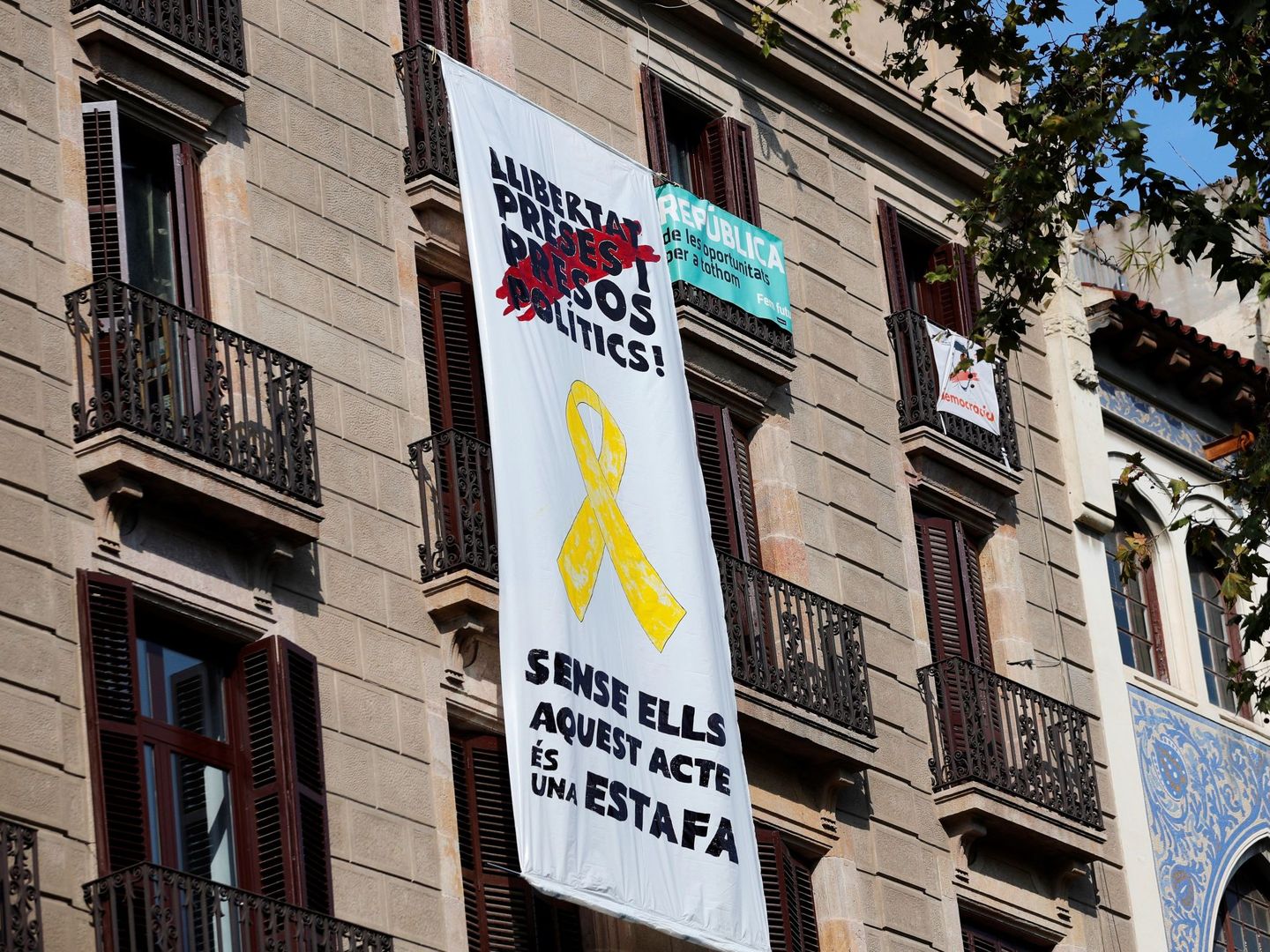 Pancarta en el edificio de La Rambla de Barcelona. (EFE)