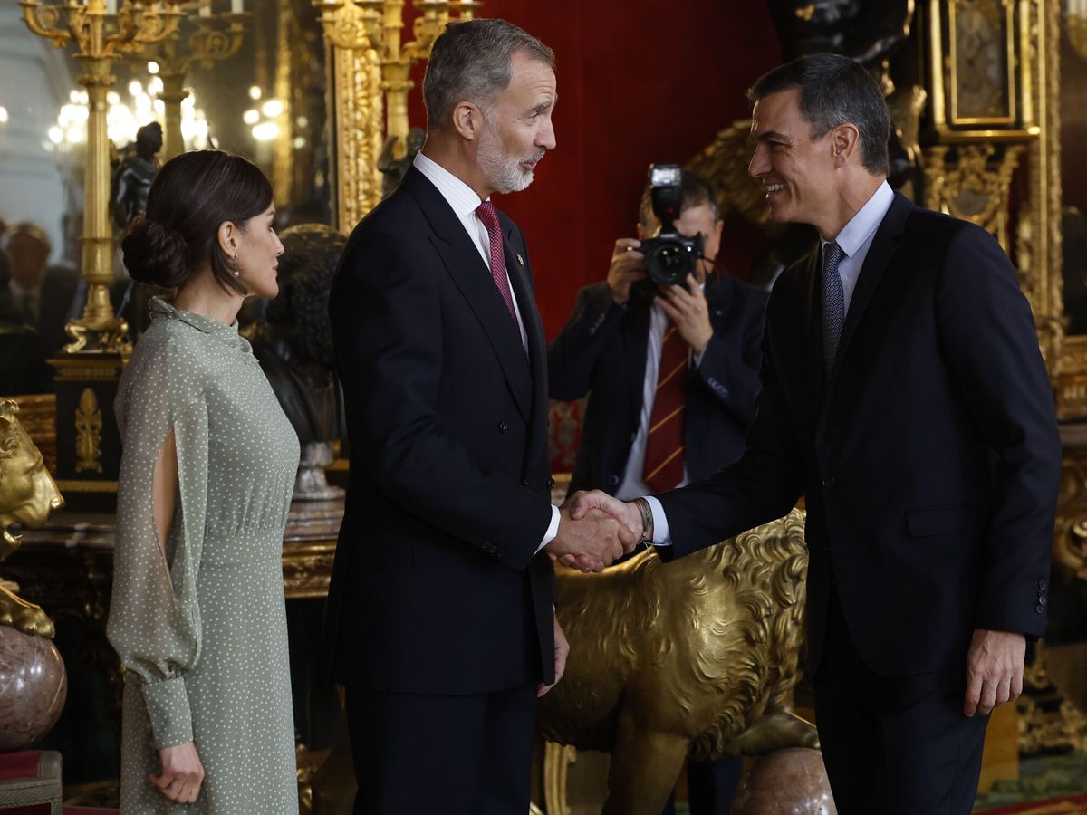 Foto: Felipe VI saluda a Sánchez en una recepción oficial. (EFE/Chema Moya)