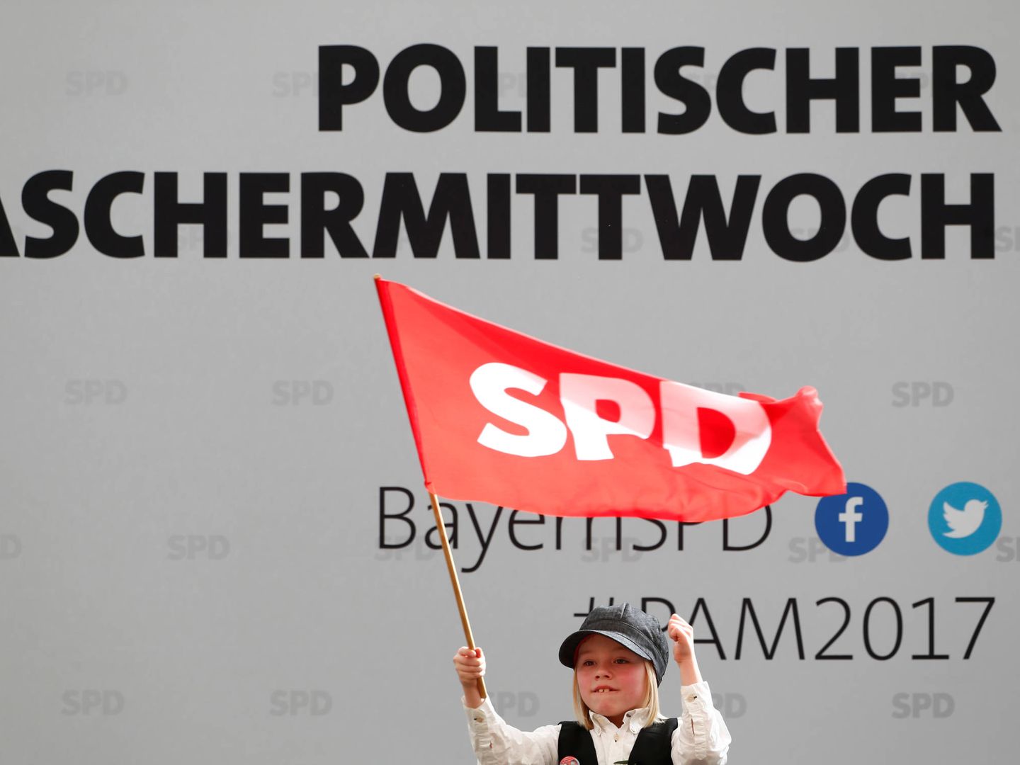 Un niño con una bandera del SPD durante un acto del partido en Vilshofen, Alemania. (Reuters)