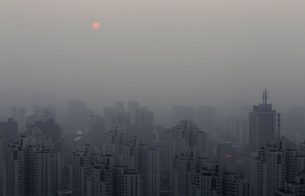 El sol se pone en Pekín en un día con alerta por la alta contaminación (Reuters). 