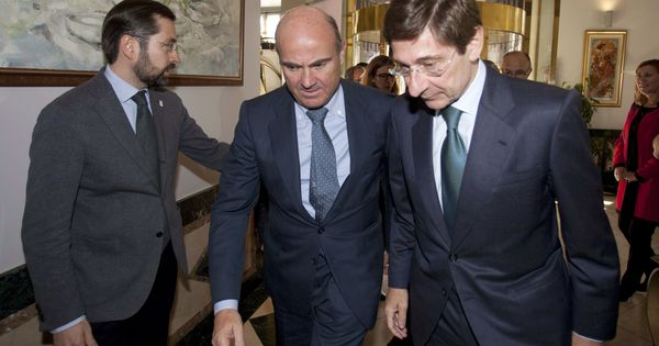Foto: El ministro de Economía, Luis de Guindos (c), y el presidente de Bankia, José Ignacio Goirigolzarri (d). (EFE)