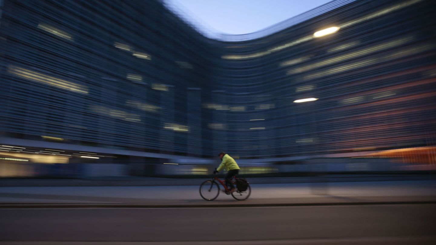Un ciclista para por delante de la sede de la Comisión Europea en Bruselas. (Reuters)