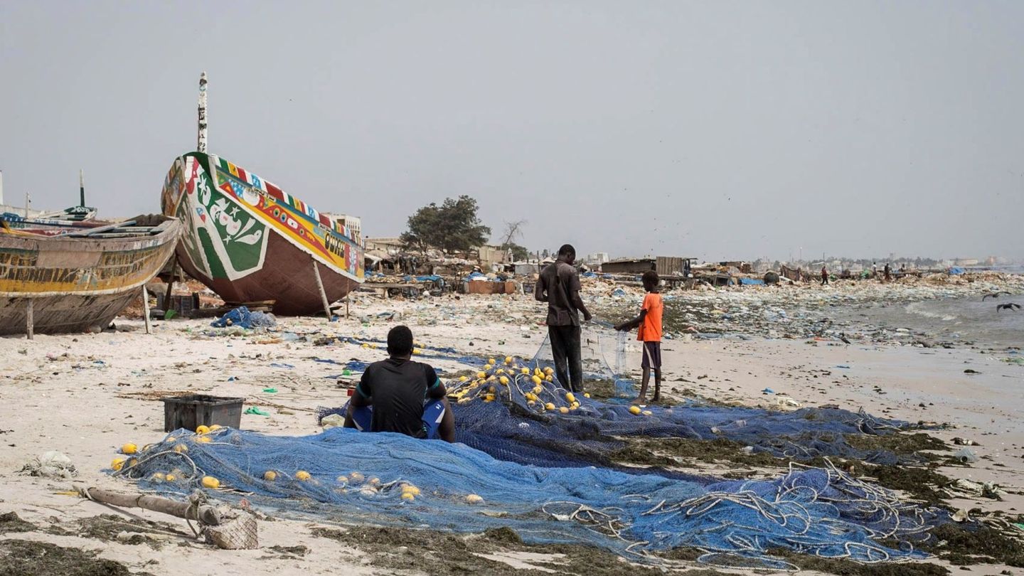 Redes de pesca en una playa de Senegal. Foto: EFE