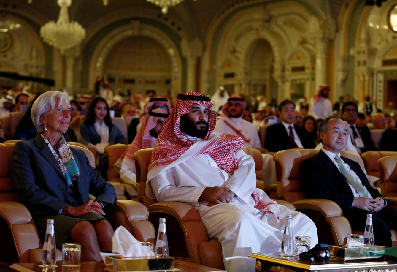 El príncipe heredero Mohammed Bin Salman junto a Christine Lagarde (FMI) durante una cumbre sobre inversión, en Riad. (Reuters) 