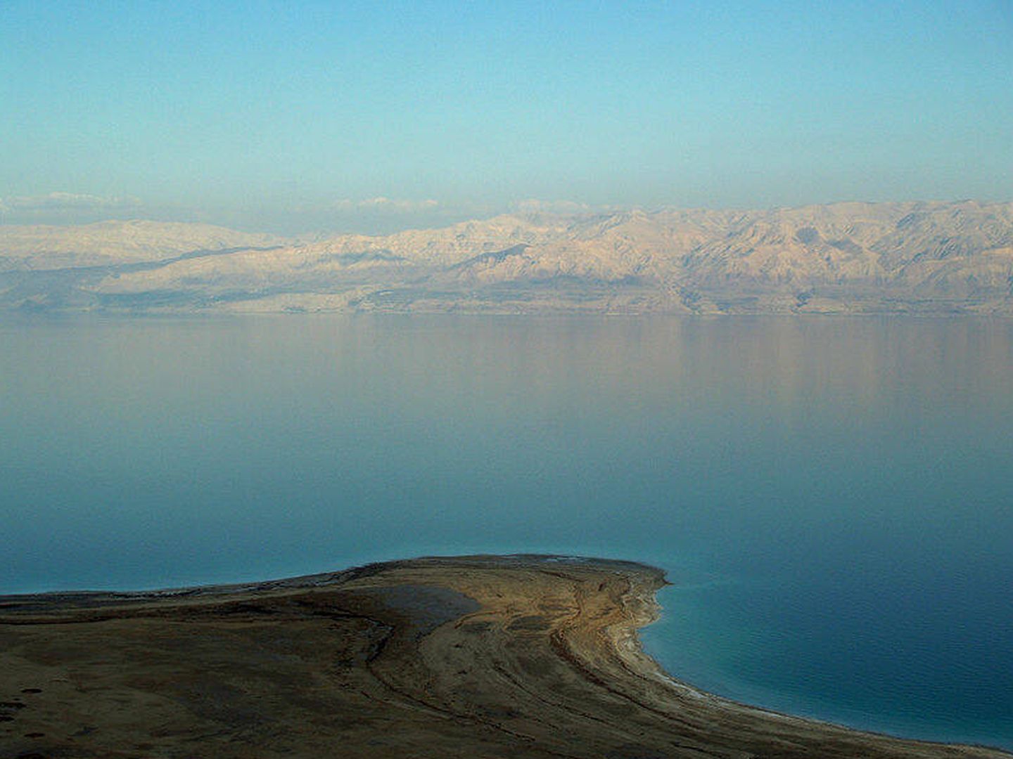 Fotografía panorámica del Mar Muerto. (Wikipedia)