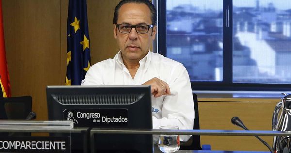 Foto: Álvaro Pérez, 'El Bigotes', en la comisión sobre la presunta financiación ilegal del PP. (EFE)
