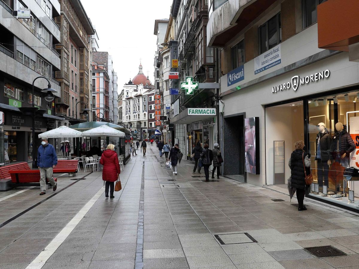Foto: Calle comercial de Oviedo, el pasado martes. (EFE)