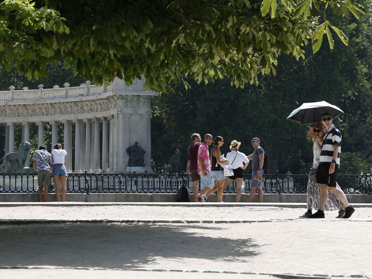 Foto: Varias personas disfrutan en el Parque de El Retiro de Madrid. (EFE/J.J.Guillen)