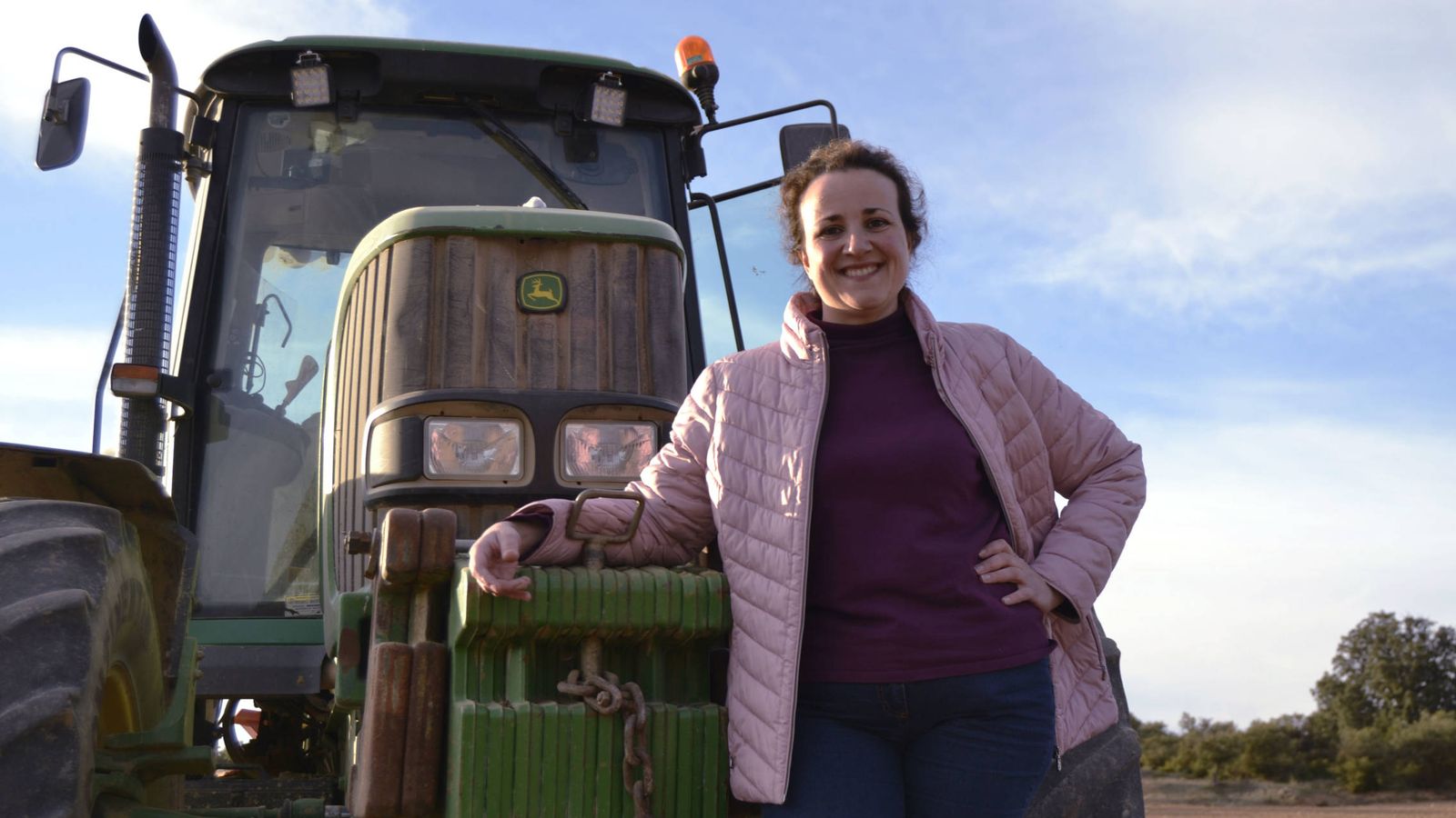 Foto: María Angeles Rosado, junto a su tractor. (M. Z.)