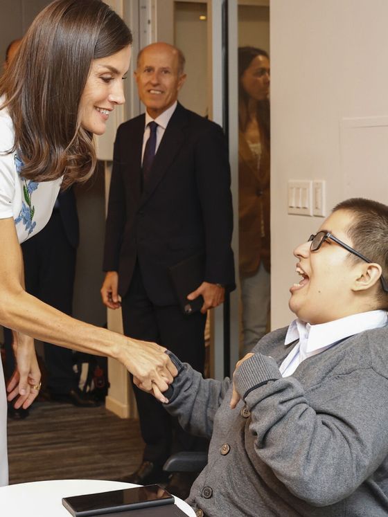 La Reina saluda a uno de los participantes del encuentro con líderes jóvenes involucrados en iniciativas de salud mental. (Casa Real)
