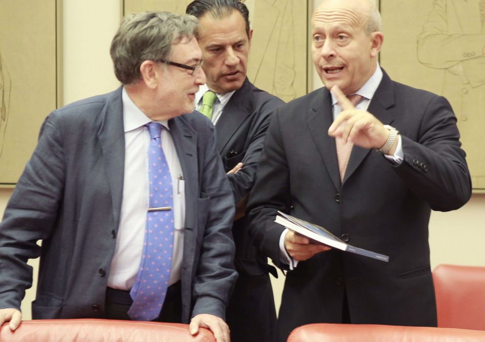 Foto: Eugenio Nasarre, a la izquierda, conversa con el ministro de Educación, José Ignacio Wert, a la derecha (EFE)