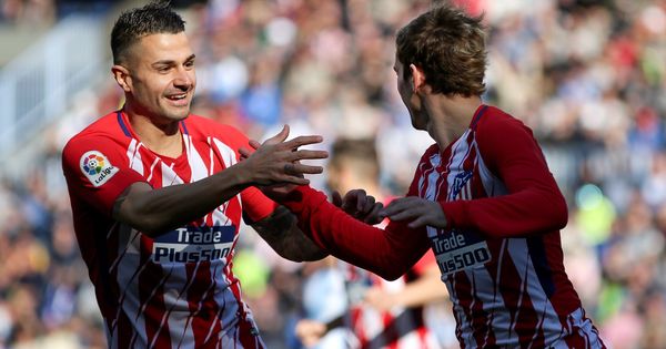Foto: Vitolo celebra con Griezmann el gol del francés en Málaga. (EFE)