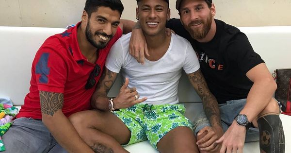 Foto: Neymar junto a Messi y Luis Suárez, sus dos grandes amigos en el Barcelona, que le quieren de vuelta