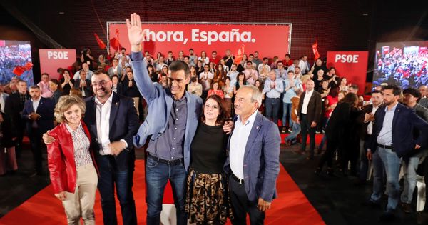 Foto: Pedro Sánchez, con la ministra Luisa Carcedo, Adrián Barbón, Adriana Lastra y el exalcalde Wenceslao López, este 4 de octubre en Oviedo. (EFE)