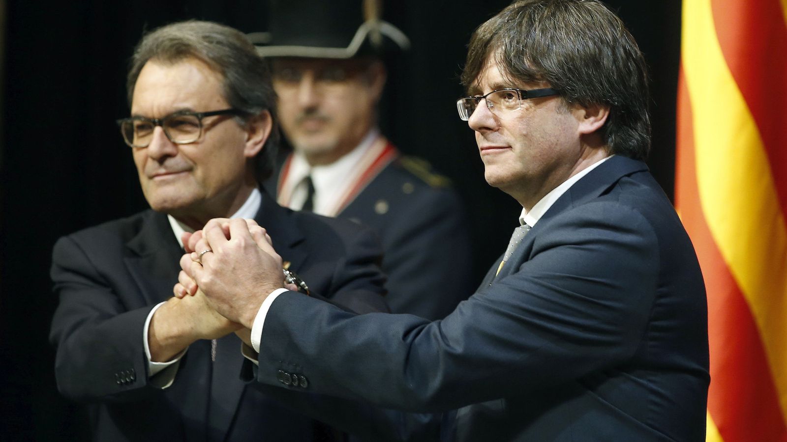 Foto: El expresidente de la Generalitat, Artur Mas, y su sucesor en el cargo, Carles Puigdemont, durante la toma de posesión. (Efe)