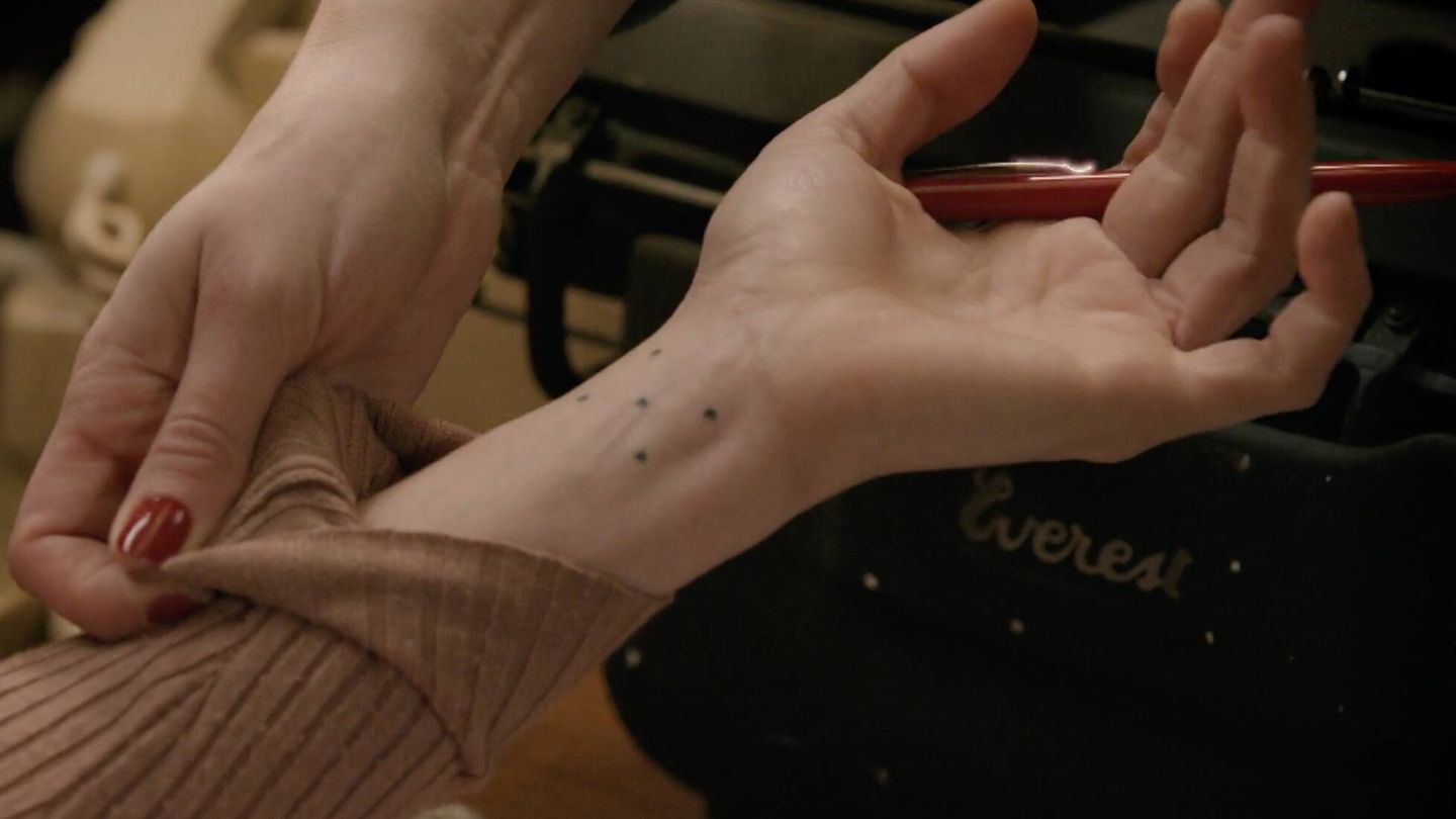 El tatuaje de Blanca que ha llamado la atención de Elena en 'Sueños de libertad'. (Atresmedia)