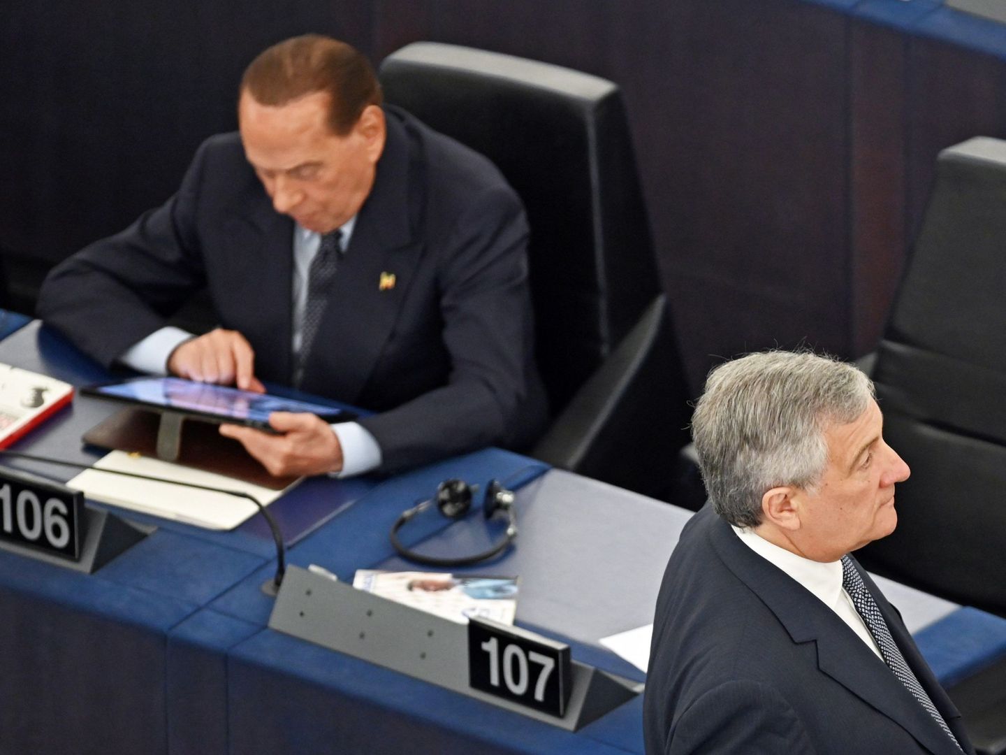 Tajani camina junto al escaño de Silvio Berlusconi en la Eurocámara. (Reuters)