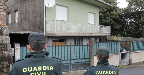 Foto: La Guardia Civil registra la vivienda del detenido. (EFE)