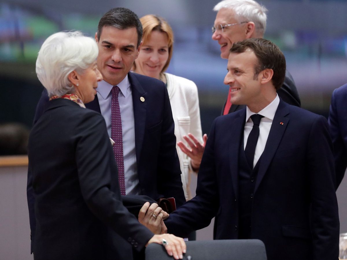 Foto: Pedro Sánchez charla con Christine Lagarde y Emmanuel Macron en una cumbre en Bruselas. (EFE)