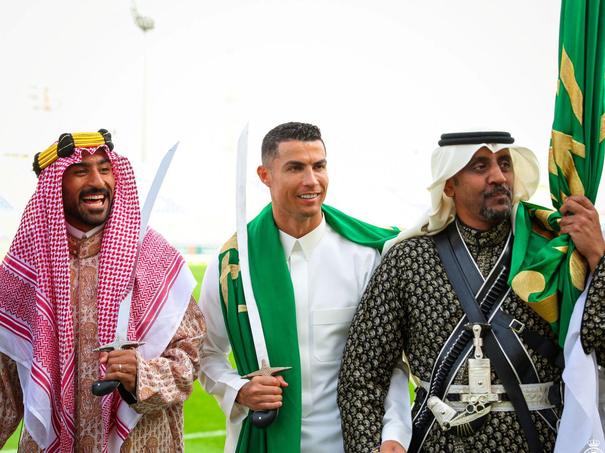 Foto: Al-nassr's cristiano ronaldo celebrates saudi arabia's founding day wearing local traditional clothes at al-nassr football club in riyadh, saudi arabia