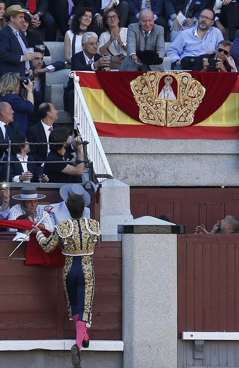 El diestro Julián López 'El Juli' lanza la montera al rey Juan Carlos. (EFE)